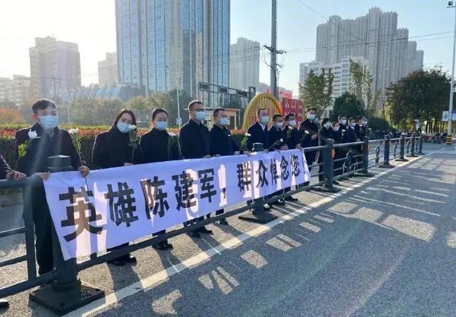 陈建军身上明明有安全绳，为何没能把他拉住？当地商户给出了答案