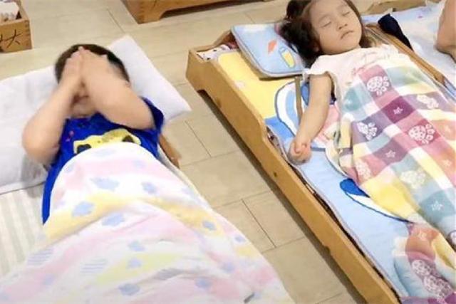 女儿幼儿园被男孩牵手睡觉，爸爸心情复杂，孩子的心思其实很单纯