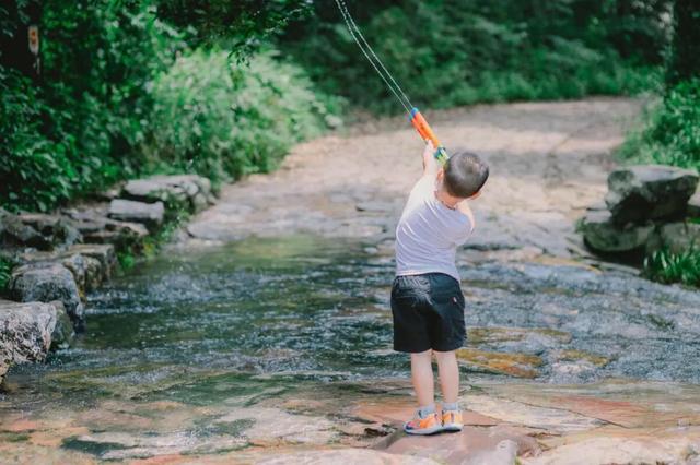 孩子爱跳水坑，哦，居然是小猪佩奇的错？