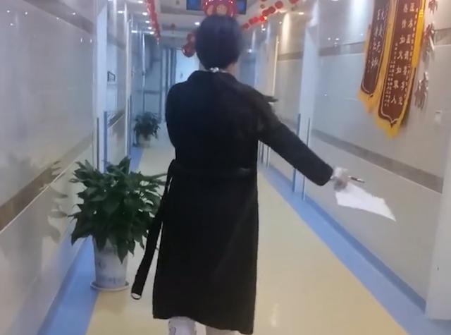 湖南一女子生完孩子轻松走出产房，家属看懵：能不能有点仪式感