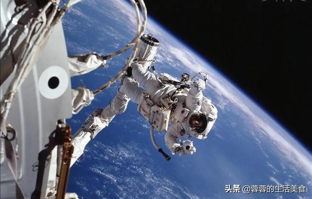 航天员返回地球后，为什么都要坐在轮椅上？