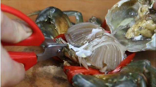 螃蟹怎么杀步骤（杀螃蟹的正确方法）
