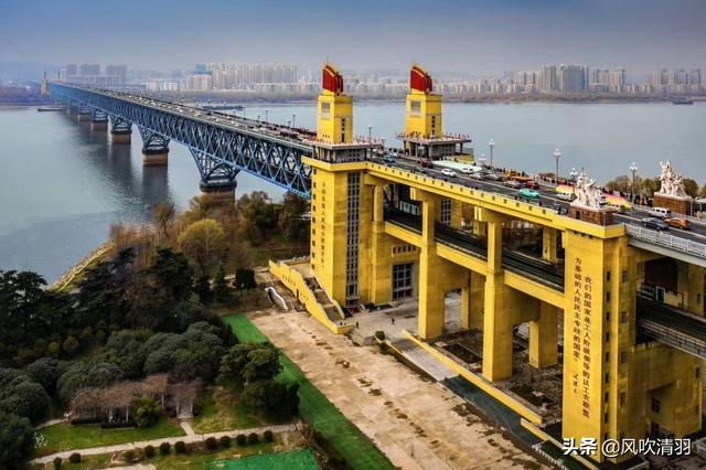 最新GDP24强，京沪差距缩小，重庆超广州无望，西安增速垫底