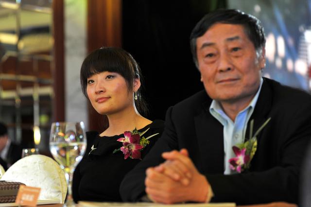 杭州千亿富豪往事：42岁下海，被独女说“土”，靠独创模式打江山