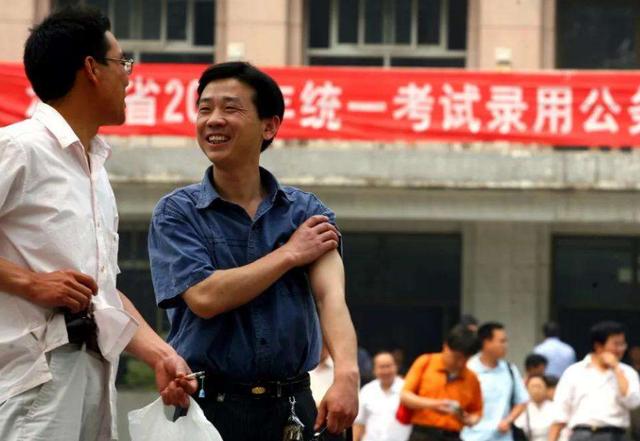 杭州幼儿园老师年薪30万，网友说都这样了老师就别“叫穷”了