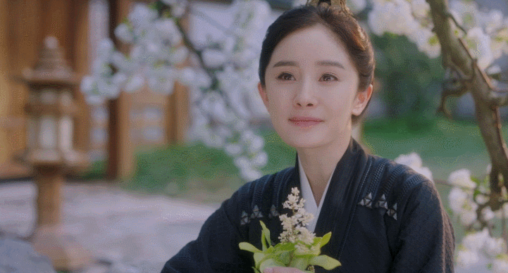 杨幂新剧引争议，35岁演“古偶少女”：这次被骂，她冤吗？
