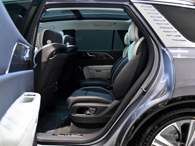 豪华家族6座旗舰SUV，动力堪比V8却不用油，实拍红旗E-HS9