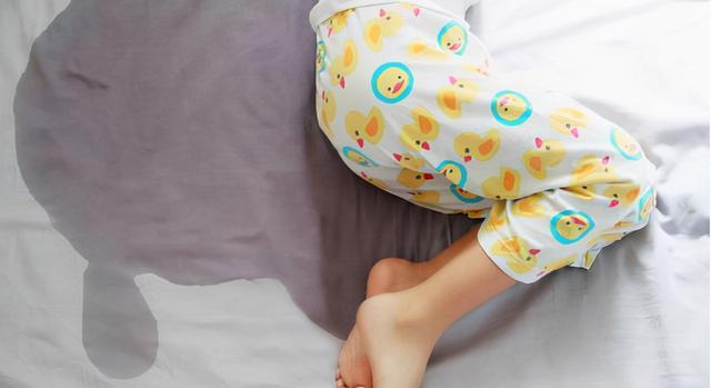 下雨天，宝宝又尿床了！听听儿科医生怎么说