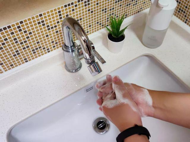 米家自动洗手机pro，伸手自动出泡沫，还新增了科学洗手提醒