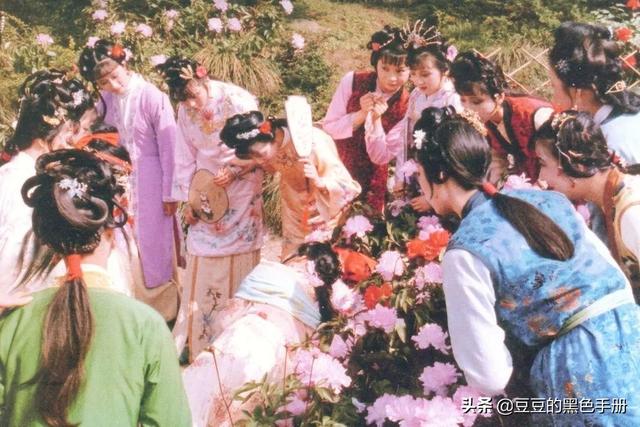史湘云醉卧:6版《红楼梦》“湘云醉卧”，看看谁是人面桃花，谁像醉鬼睡大街