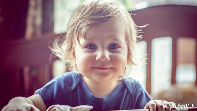 这些声音正在偷偷损伤娃娃的听力，听力障碍正在威胁每一个孩子