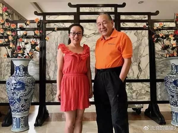 上海男子胡介国，2001年当上非洲首位华人酋长，拥有军队和选妃权