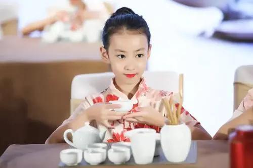 萌娃穿搭潮范儿十足，气场全开，原来打扮孩子有这么多好处