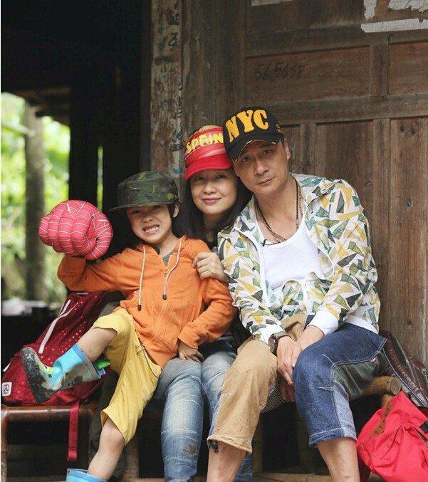 吴镇宇老婆:吴镇宇老婆虽然长相有点普通，但平时打扮的很有气质，素颜也不丑