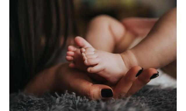 妈妈爱孩子，却总是忍不住发火：请先停下脚步拥抱自己