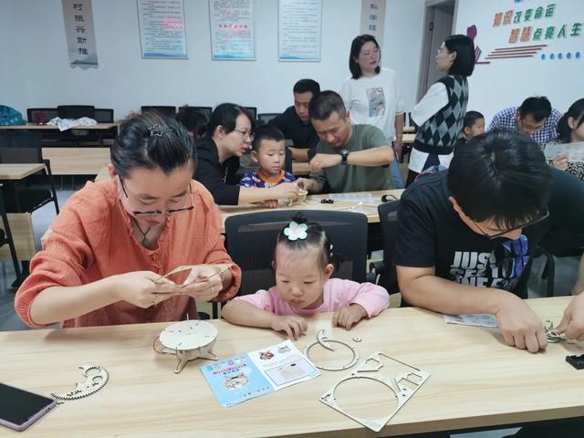 新时代文明实践丨五龙乡开展“探索科技小制作”亲子体验活动