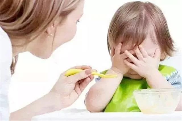 妈妈不让宝宝吃盐，爷爷说那你们出去住