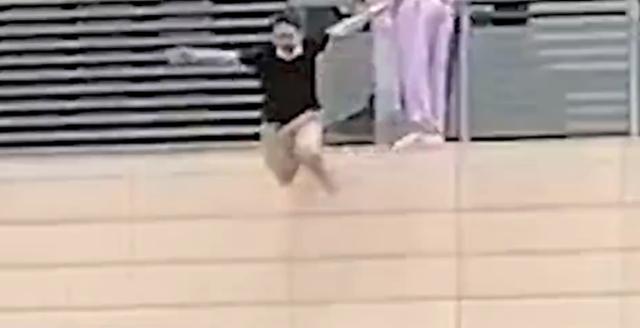 上海医院男子抱婴儿崩溃跳楼，疑似手术留下终身后遗症，家庭面临百万治疗费