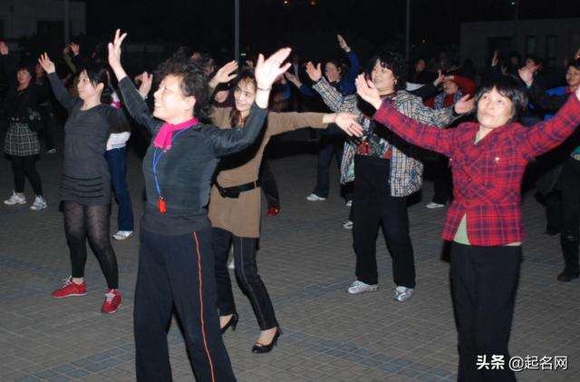 爸爸姓 安 公园大喊女儿名字 谁料引起大妈们围攻 Zh中文网