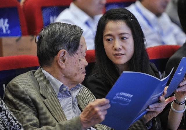 杨振宁百岁华诞，被妻子搀扶出镜，细节透露他很依赖翁帆