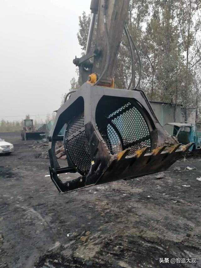 挖掘机是怎么上破碎机的