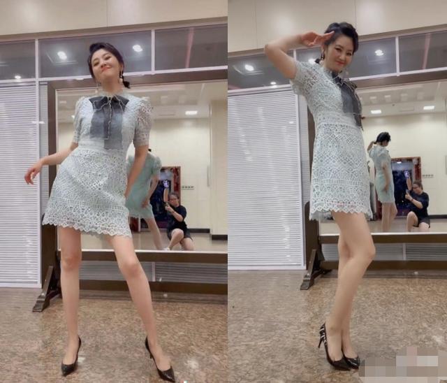 画面中她双手叉腰跟随着音乐扭动身躯,虽然踩着一双高跟鞋,但是却丝毫