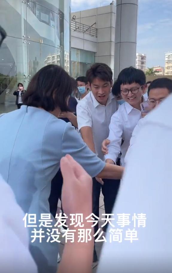格力三十周年庆典现场曝光，董明珠穿礼裙现身，22岁接班人地位高