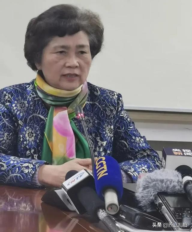 李兰娟简介:从赤脚医生到中国工程院院士，她是无私奉献的时代英雄-李兰娟