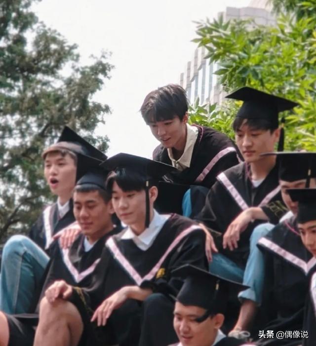 毕业照站位:王俊凯大学毕业照来了！打扮帅气，在站位方面，同班同学很够意思