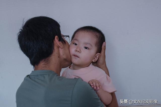 这样的孩子一般活不过2岁，但她却用稚嫩的肩膀顽强抗争着