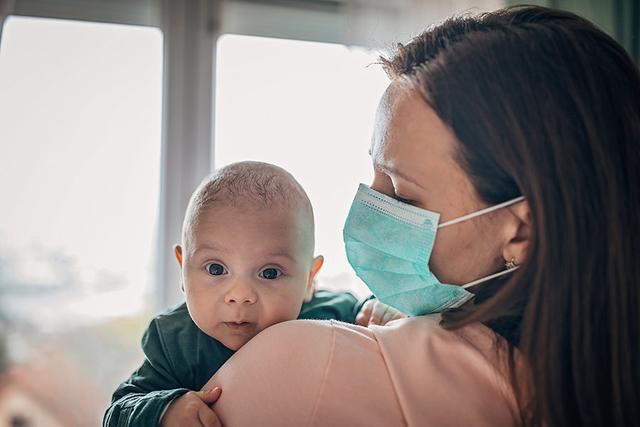 宝宝看到外人先喊“口罩”？疫情时代对婴儿大脑的影响太大了