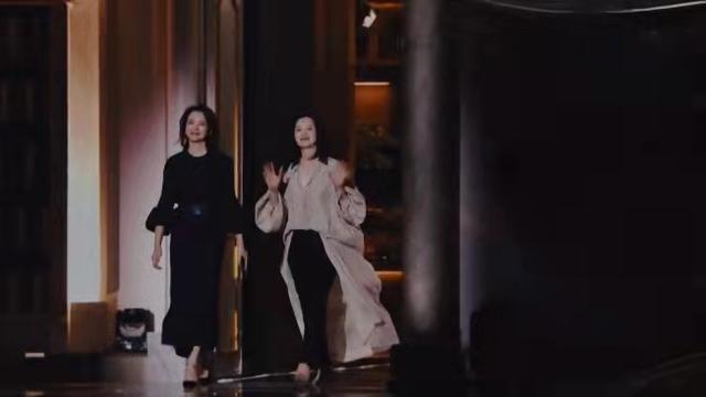 董卿咏梅世纪同框！咏梅混穿衬衫裙笑容温柔，走董卿身边气场不输