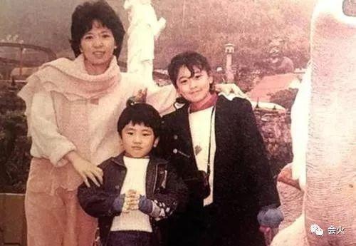 孙志浩:终于和解？贾静雯出席大女儿毕业典礼，离婚9年后与孙志浩同框