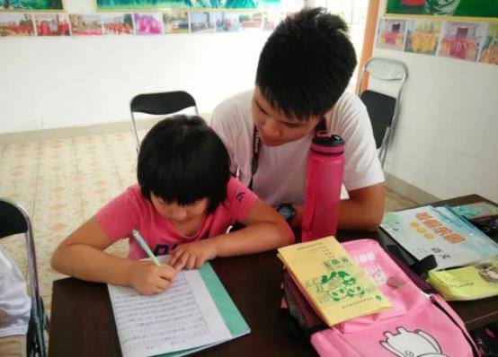 幼儿园和小学生作业火了，老师笑得手抖，家长恨不得钻地缝