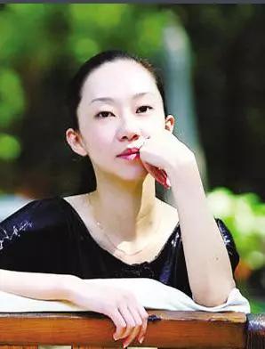 侯耀文大女儿罕露面！41岁素颜气质出众，和郭德纲于谦合照显亲密