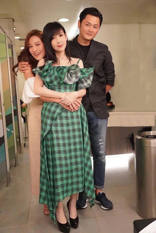 周慧敏真懂往 嫩 了穿 一身吊带连衣裙搭配 53岁看起来像23岁 全网搜