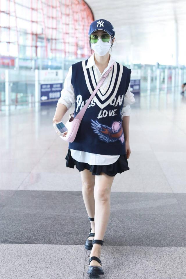 范冰冰率先解锁早秋穿搭 衬衫叠穿马甲青春洋溢 比大学生还嫩 太阳信息网