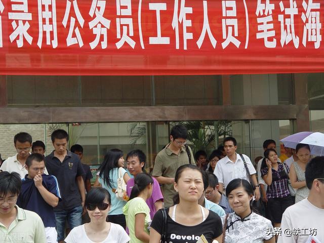 普通家庭大学生考公务员是最好出路之一考教师编制也挺好的
