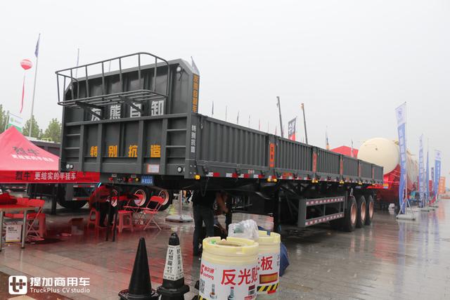 拉砂石料自卸车