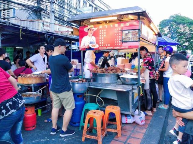 泰國清邁“最性感”的豬腳飯，老板娘做飯濃妝艷抹