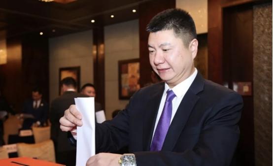 温州80后白手起家，从22岁到39岁，营收1909亿，不服不行