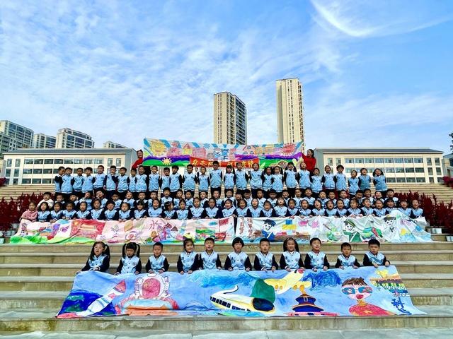 绘童心筑国梦——汉江实验学校幼儿园举行百米画卷主题活动