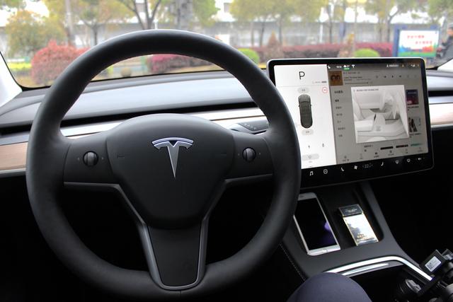 试驾特斯拉Model Y：这玩意儿开起来咋就那么像个“大玩具”？