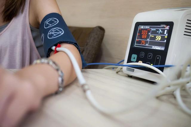 年龄偏大的人易患高血压，这3种运动别做，这2种运动很适合