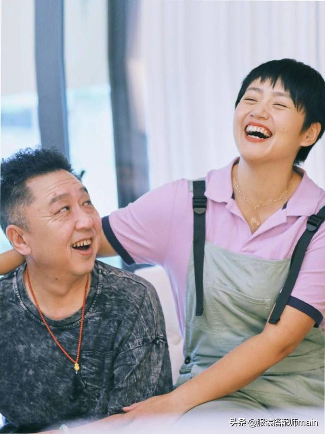 于谦的媳妇:于谦妻子已年过四十，却凭借高颜值和好气质，把基础款穿出高级感