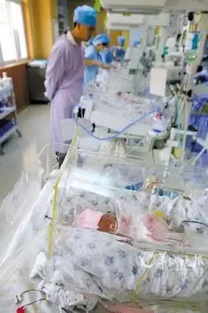 22岁产妇生孩子，家属来了18位，孩子刚出生所有人冲进了产房