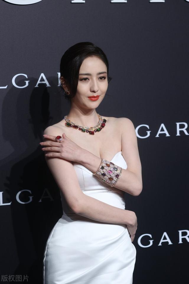 佟丽娅离婚后活出自我，穿“流光裙”大秀好身材，美得一点不低调