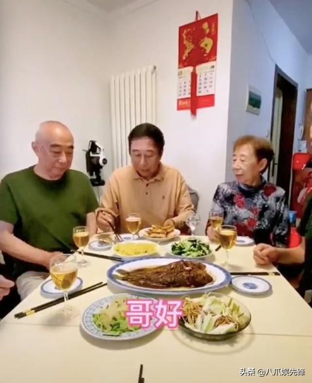 冯巩亲自下厨度中秋，张纪中一家五口合家欢，李彬在医院送祝福