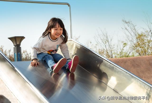 子女可以随父姓，可以随母姓。无贵贱之分，在法律上都是同等的