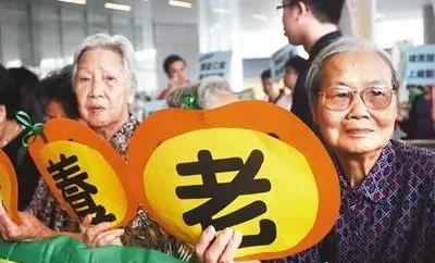 从最近“城管拎摔老人”事件，说说给农民建立退休制度这件事